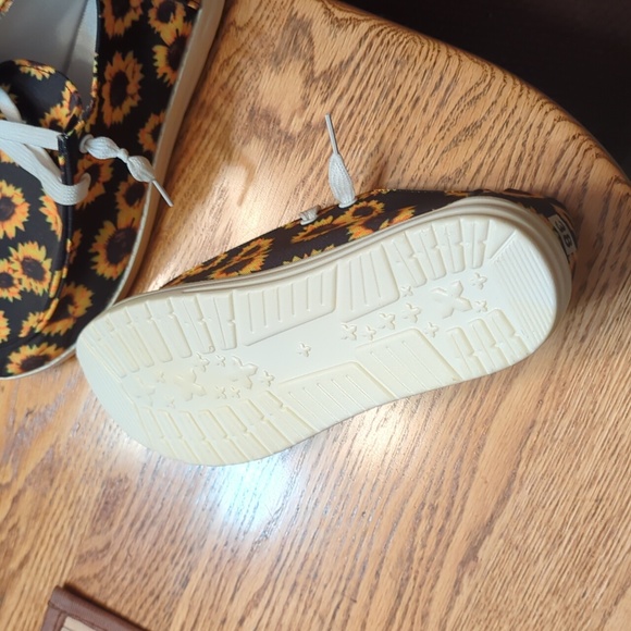 Sneakers - Picture 3 of 5